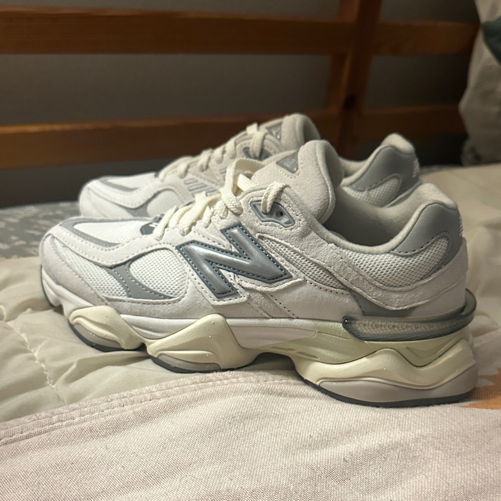New Balance Women's Cream and Gray Sneakers 9060 Sea Salt U9060ECA